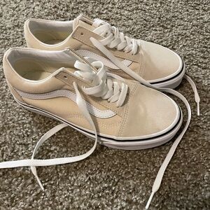 Size 6 women’s lace up low top Vans! Worn once.